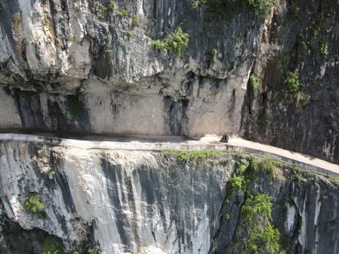 张家界挂壁公路