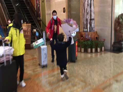 援鄂医疗队员父子见面